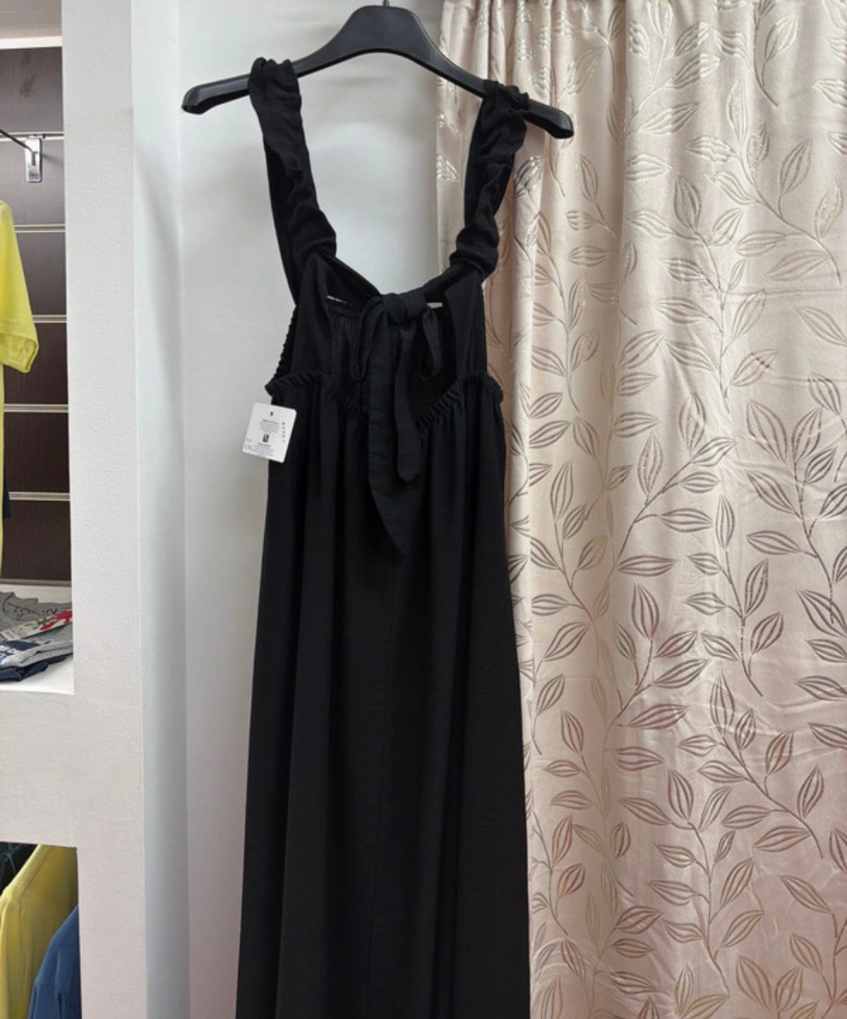 Vestido largo negro con tirantes fruncidos — fotografía del producto