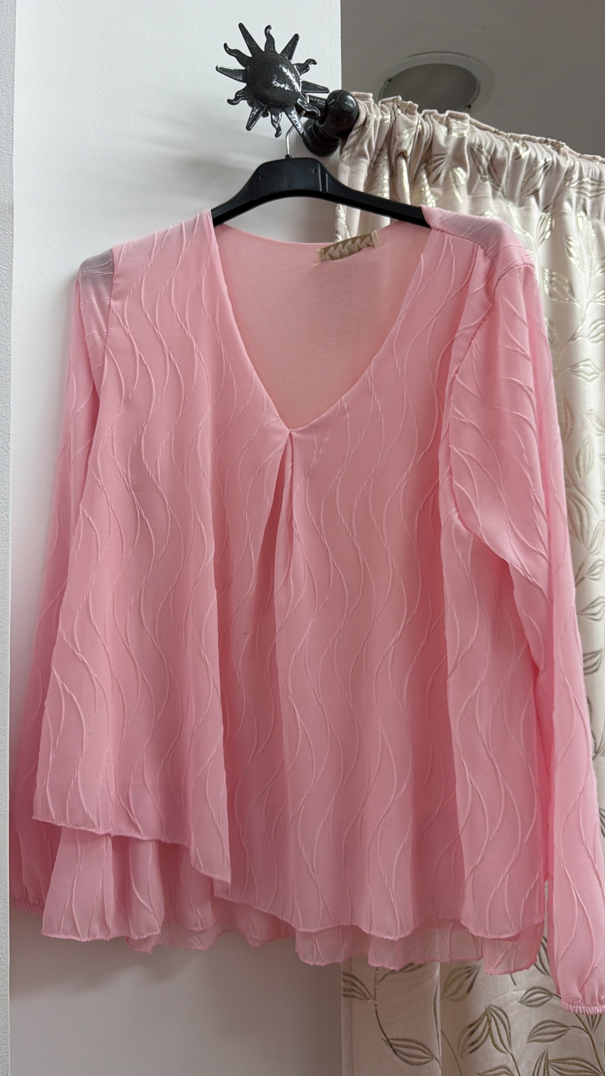 Camiseta rosa de manga larga con textura ondulada — fotografía del producto