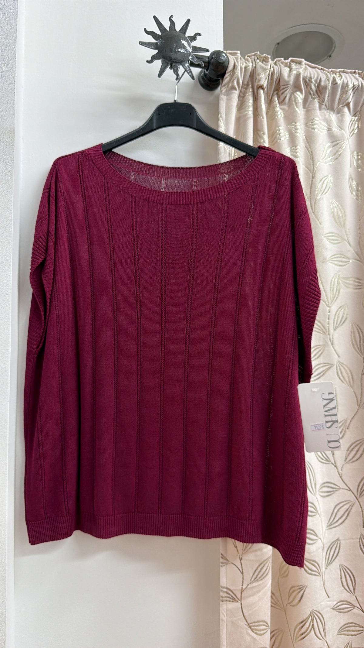 Camiseta de punto burdeos con calados verticales — fotografía del producto