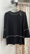 Jersey negro con detalles en contraste — fotografía del producto