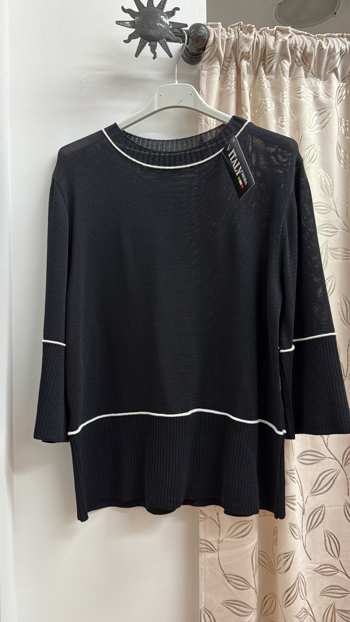 Jersey negro con detalles en contraste — fotografía del producto