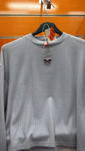 Camiseta canalé gris con detalle de mariposa para niña — fotografía del producto