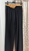 Pantalón palazzo negro con cinturón rafia — fotografía del producto
