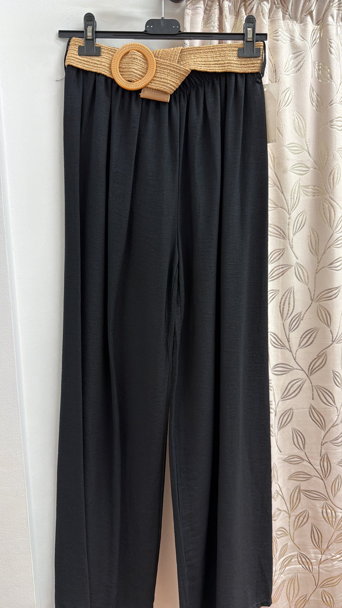 Pantalón palazzo negro con cinturón rafia — fotografía del producto