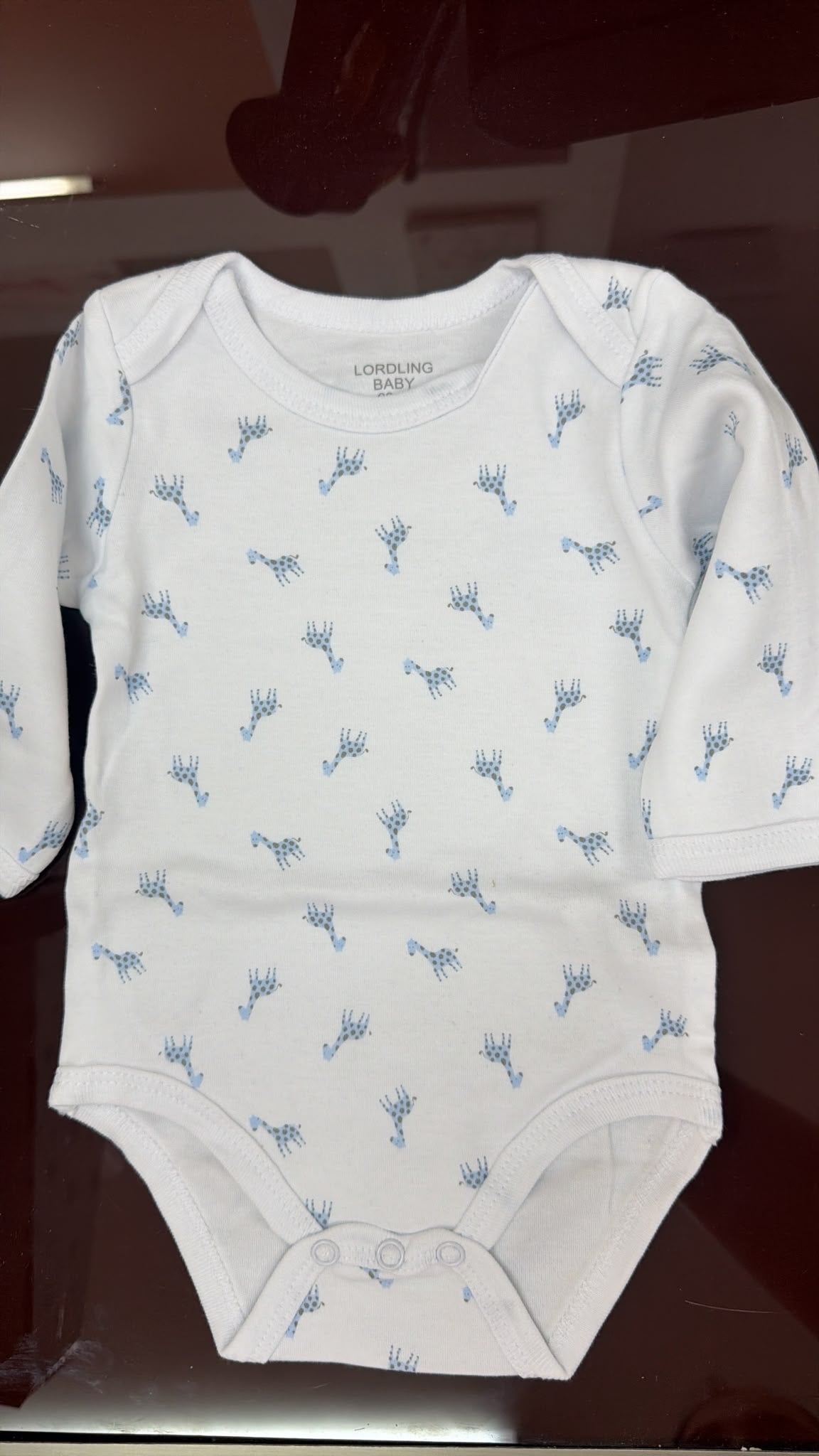 Body bebé blanco con estampado de jirafas azules — fotografía del producto