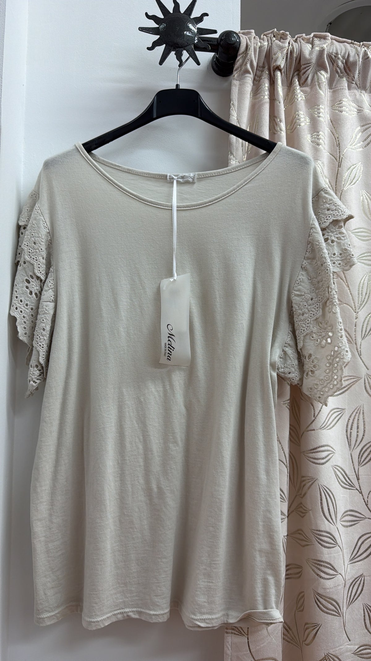 Camiseta beige con mangas de bordado perforado — fotografía del producto