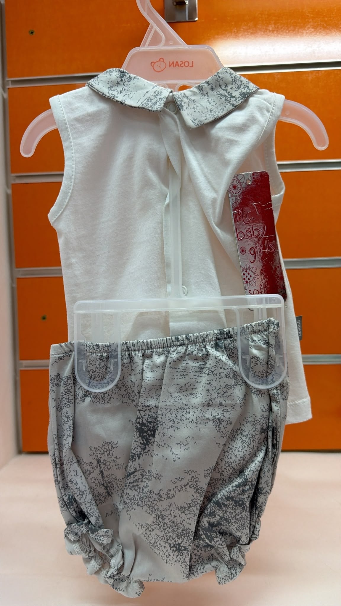 Conjunto bebé blanco y gris con cuello estampado — fotografía del producto