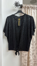 Blusa negra efecto cebra con nudo — fotografía del producto