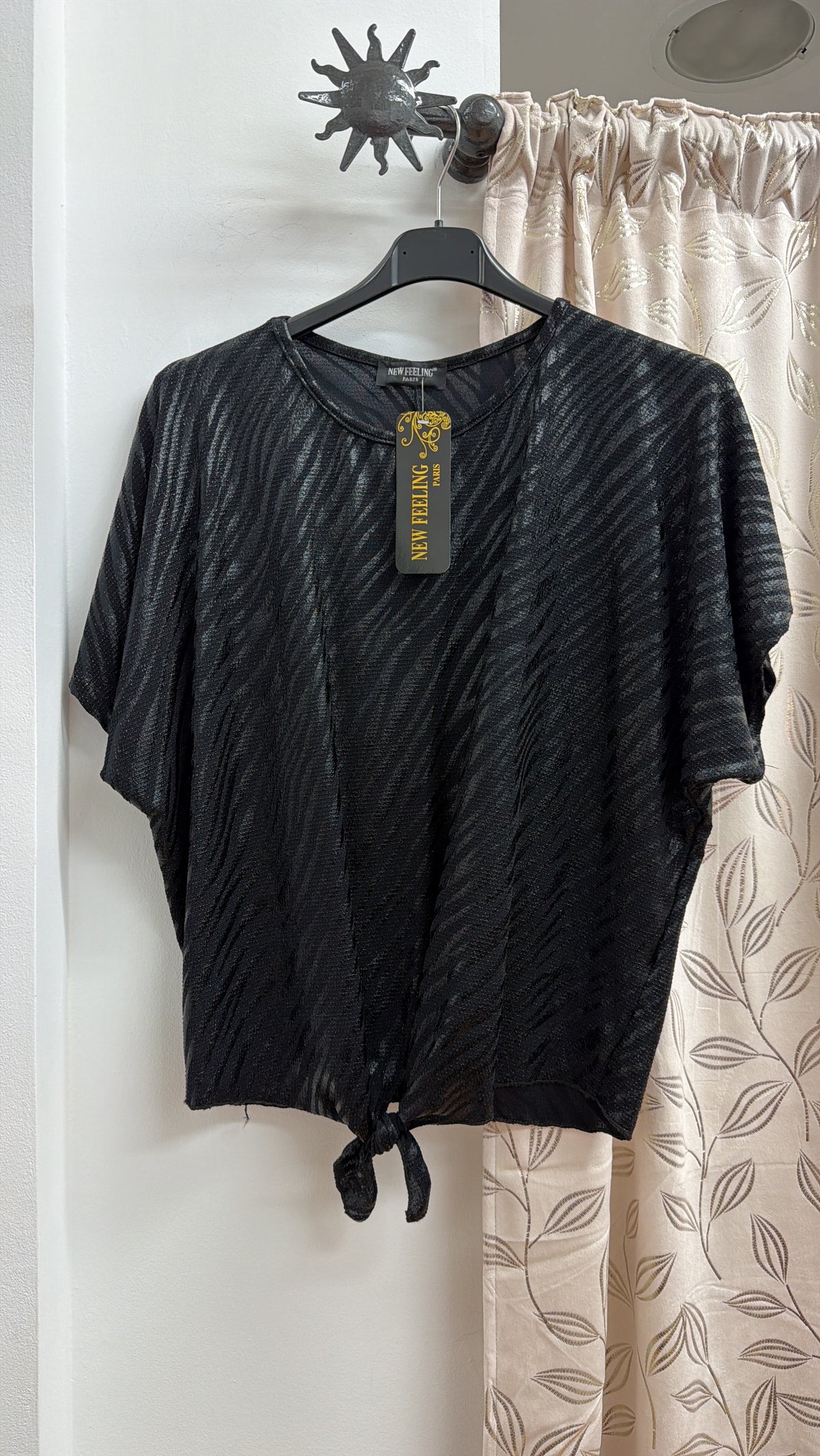 Blusa negra efecto cebra con nudo — fotografía del producto
