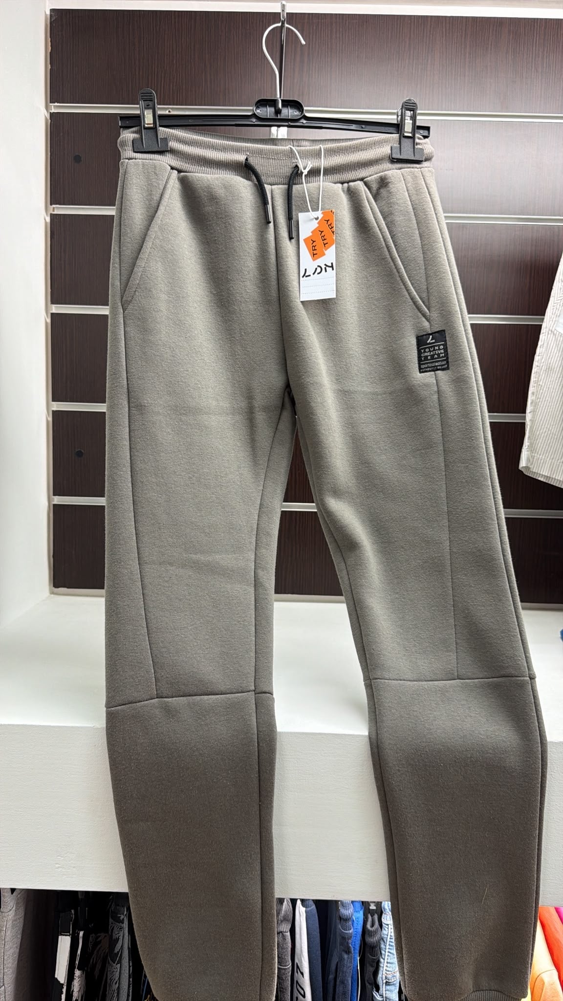 Pantalón deportivo juvenil gris con detalle Creative Team — fotografía del producto