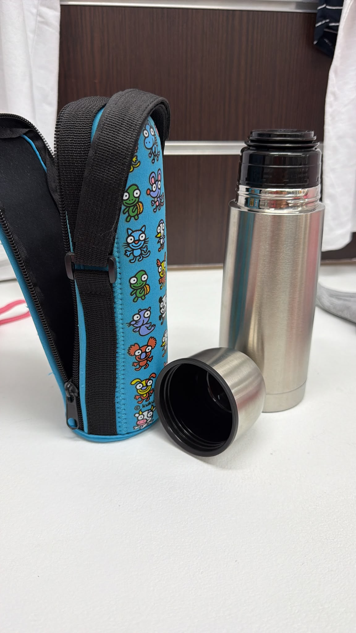 Termo infantil de acero inoxidable con funda — fotografía del producto