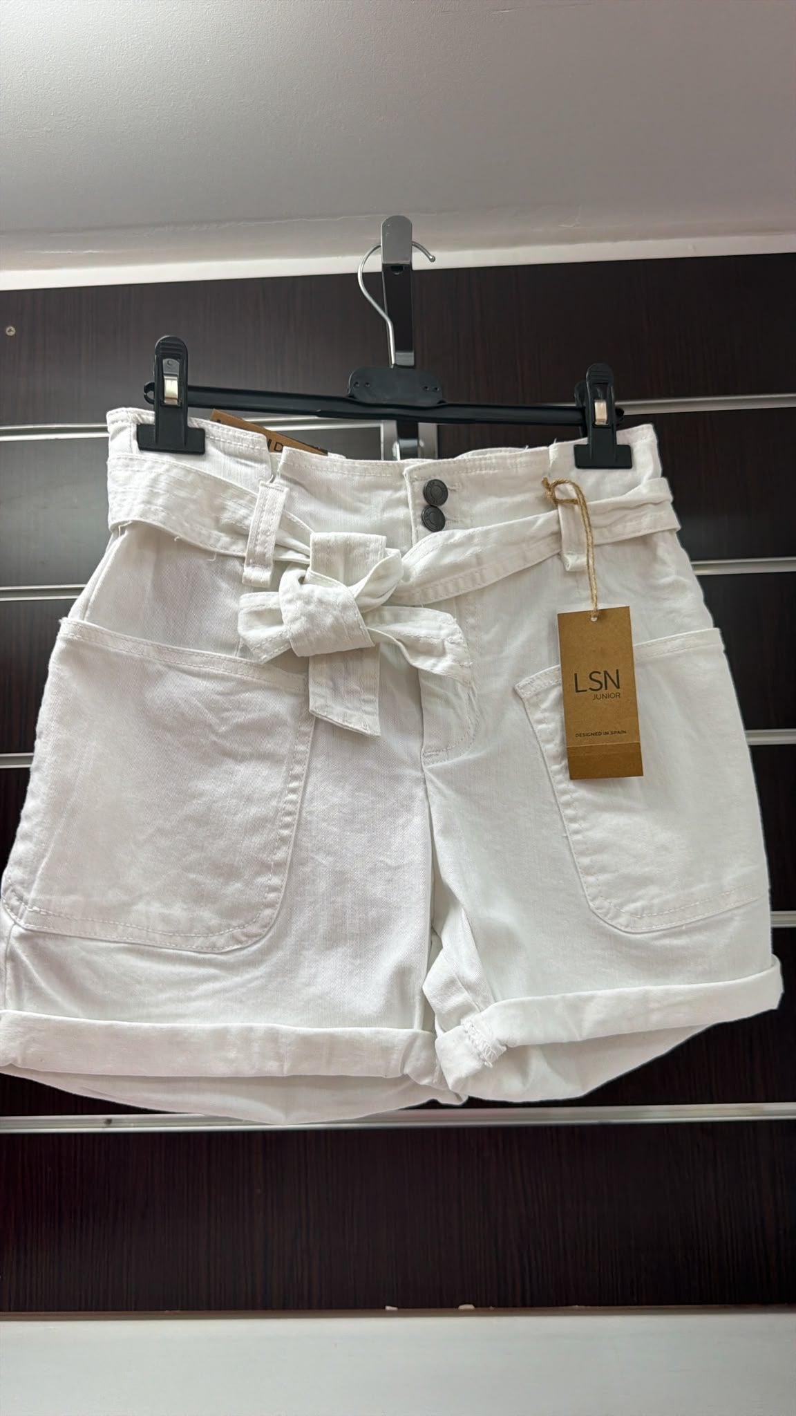 Short niña Losan blanco con cinturón de lazada — fotografía del producto