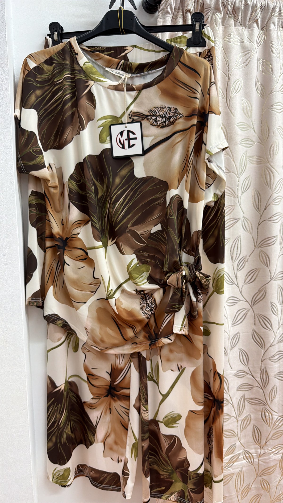Conjunto floral marrón con top anudado lateral — fotografía del producto