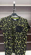 Camiseta niño Nath Kids negra estampado surf amarillo — fotografía del producto