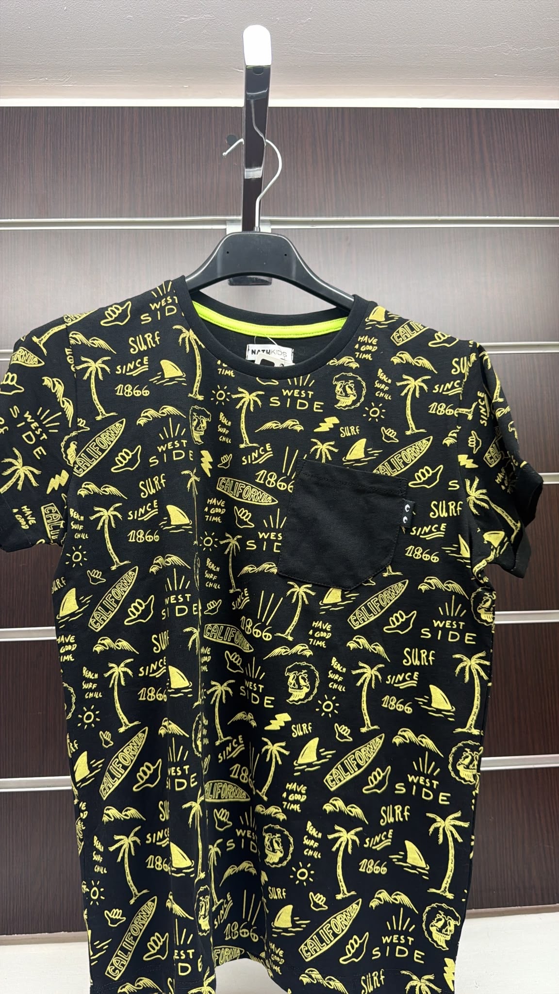 Camiseta niño Nath Kids negra estampado surf amarillo — fotografía del producto