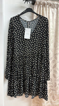 Vestido corto estampado floral negro — fotografía del producto