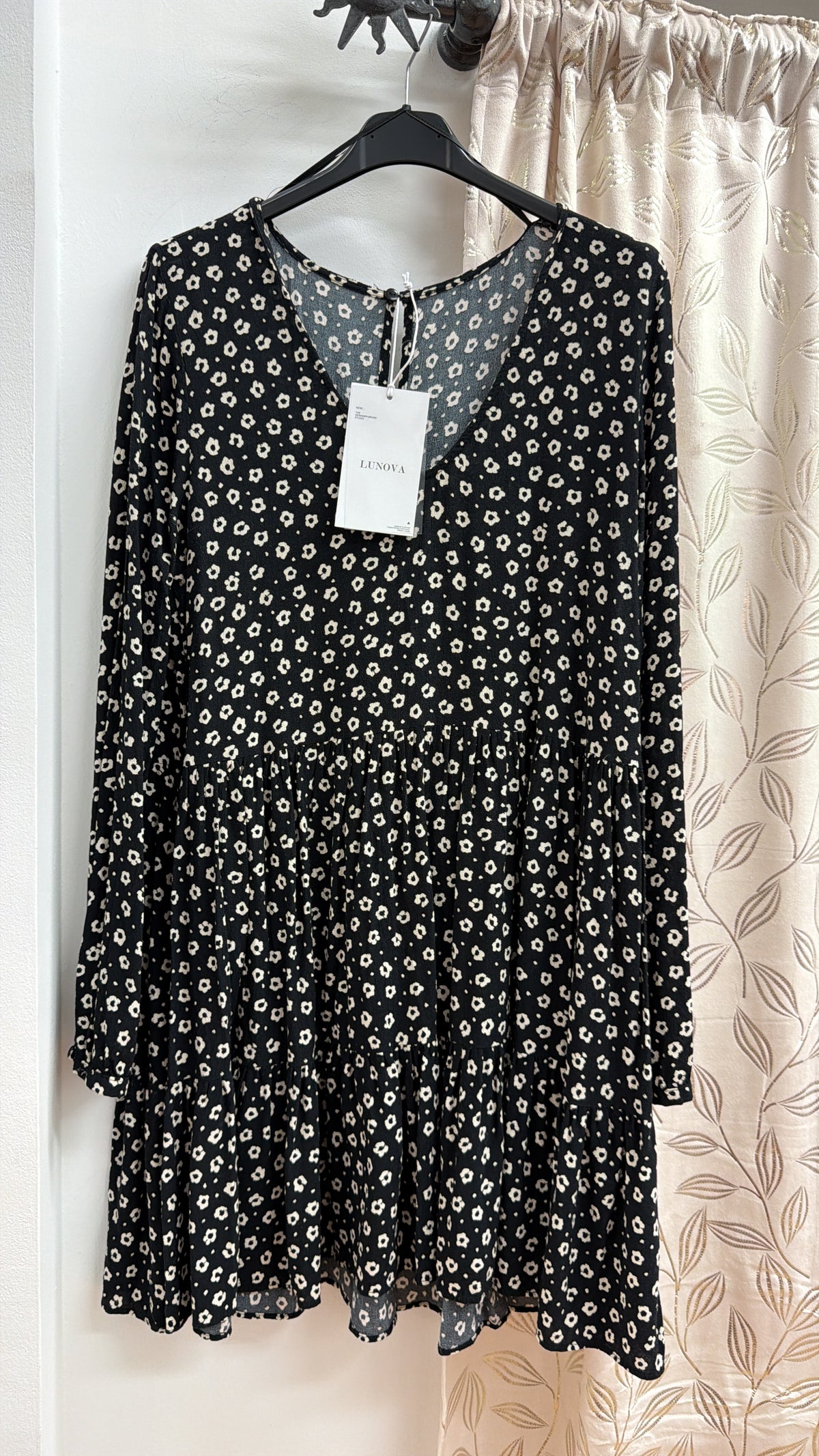 Vestido corto estampado floral negro — fotografía del producto