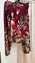 Conjunto burdeos tropical de top sin mangas y pantalón — fotografía del producto