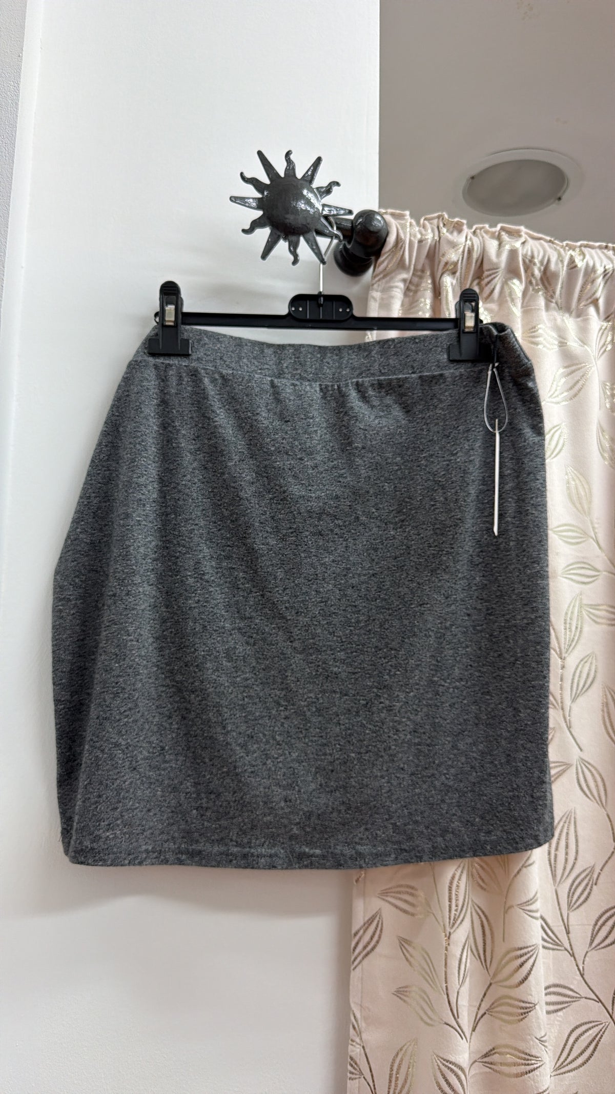 Falda corta gris jaspeada — fotografía del producto