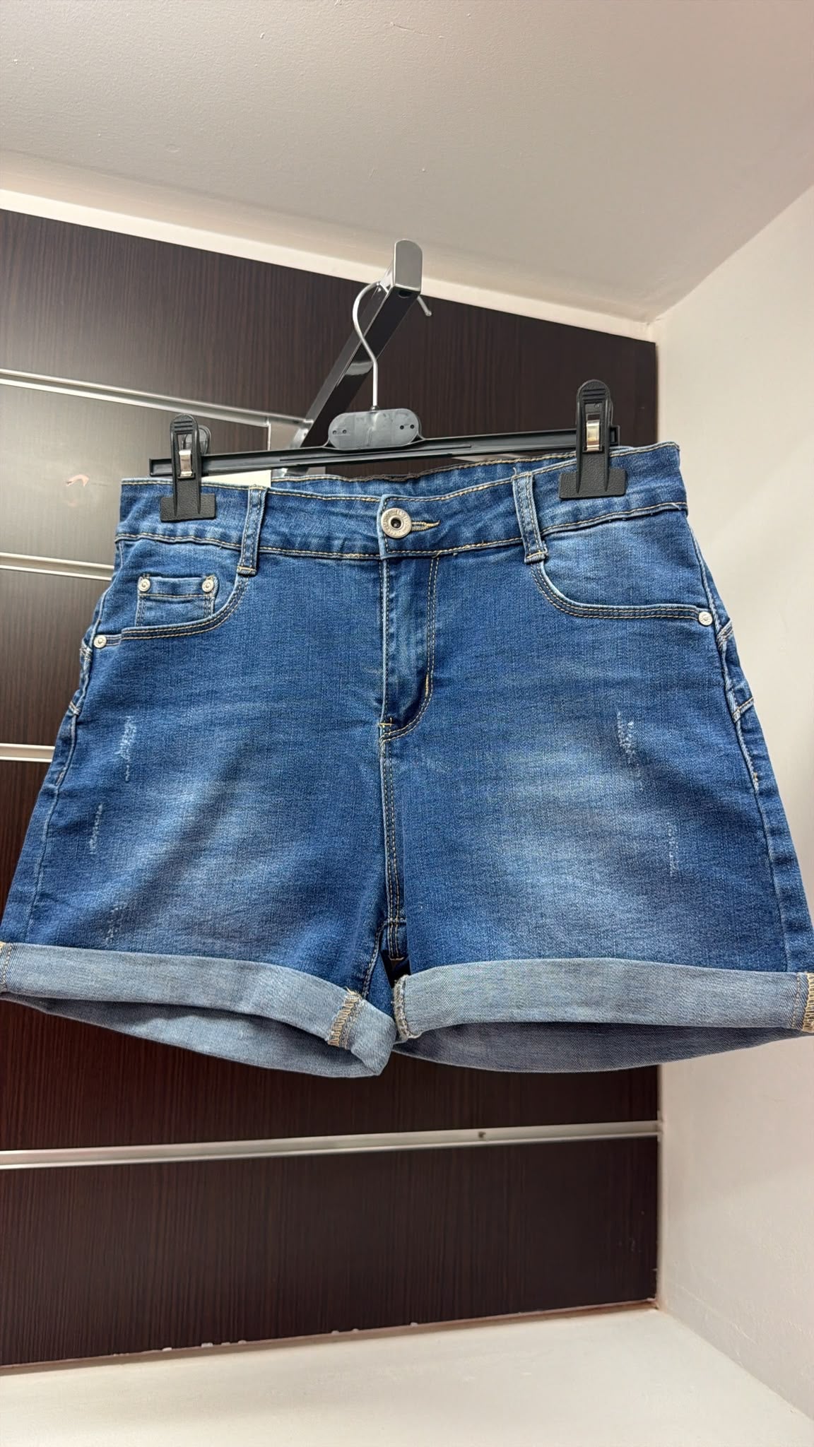 Short vaquero azul con dobladillo — fotografía del producto