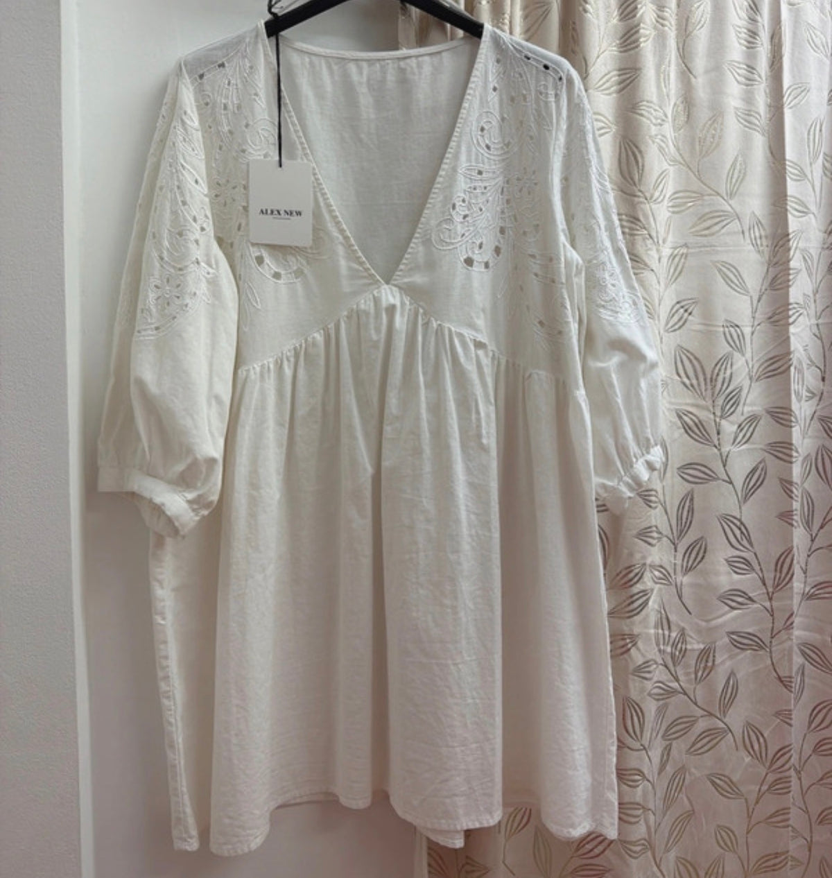 Vestido blanco bordado estilo ibicenco — fotografía del producto