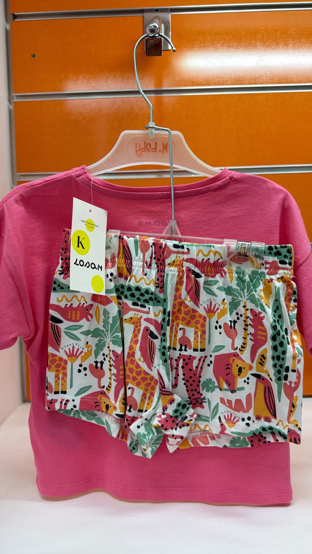 Conjunto niña Losan rosa leopardo con short safari — fotografía del producto