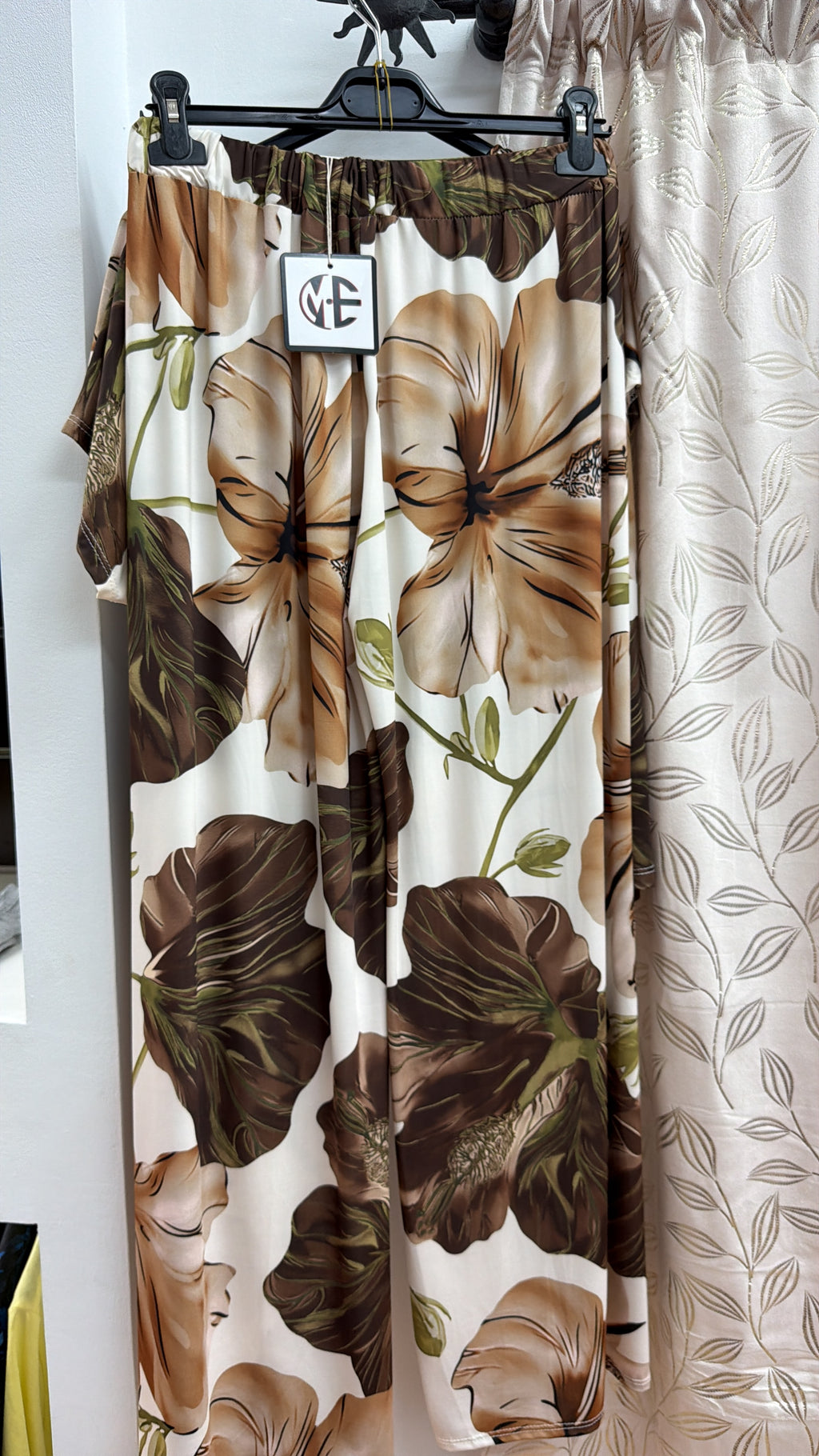 Conjunto floral marrón con top anudado lateral — fotografía del producto