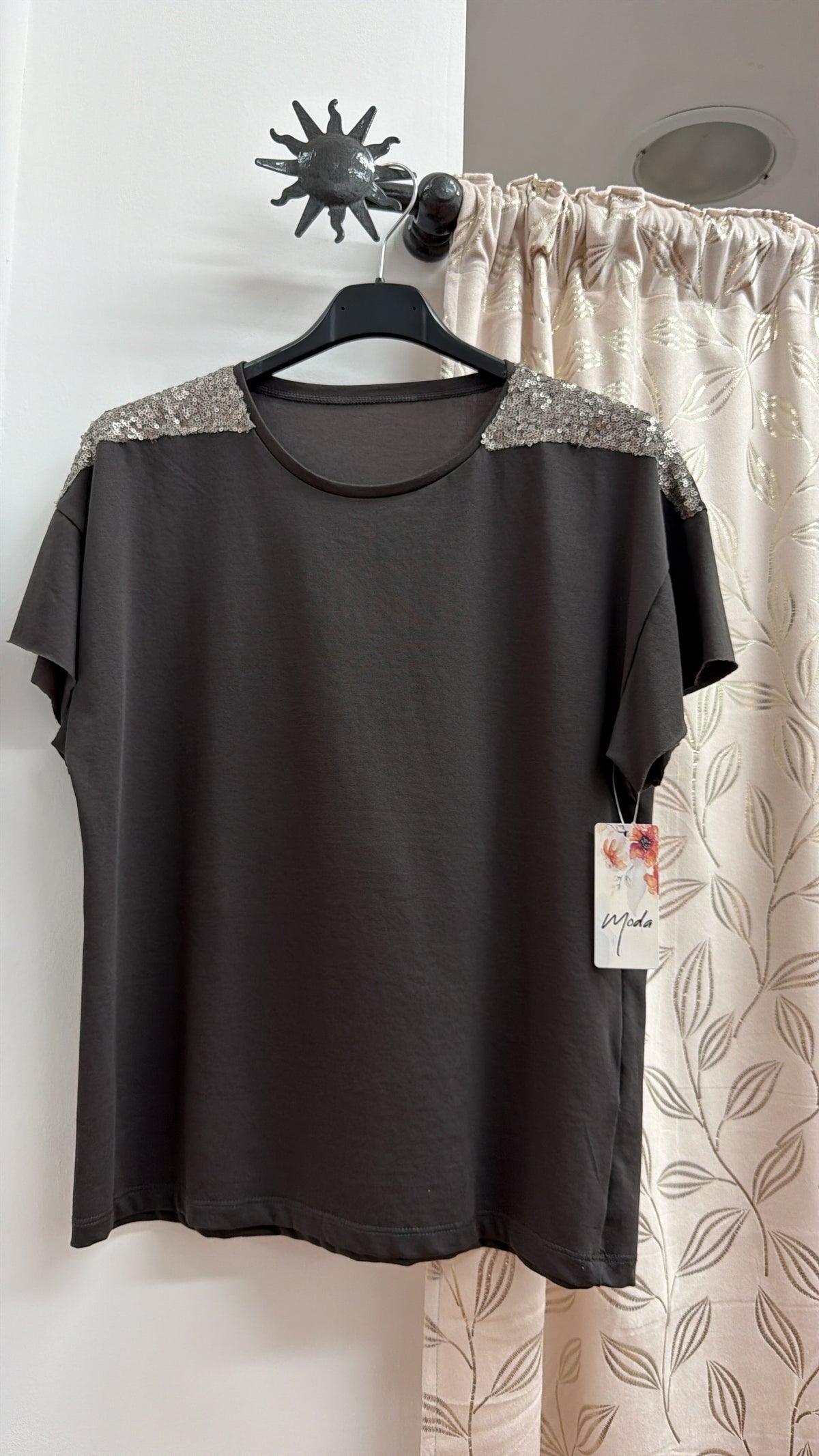 Camiseta negra de punto calado — fotografía del producto