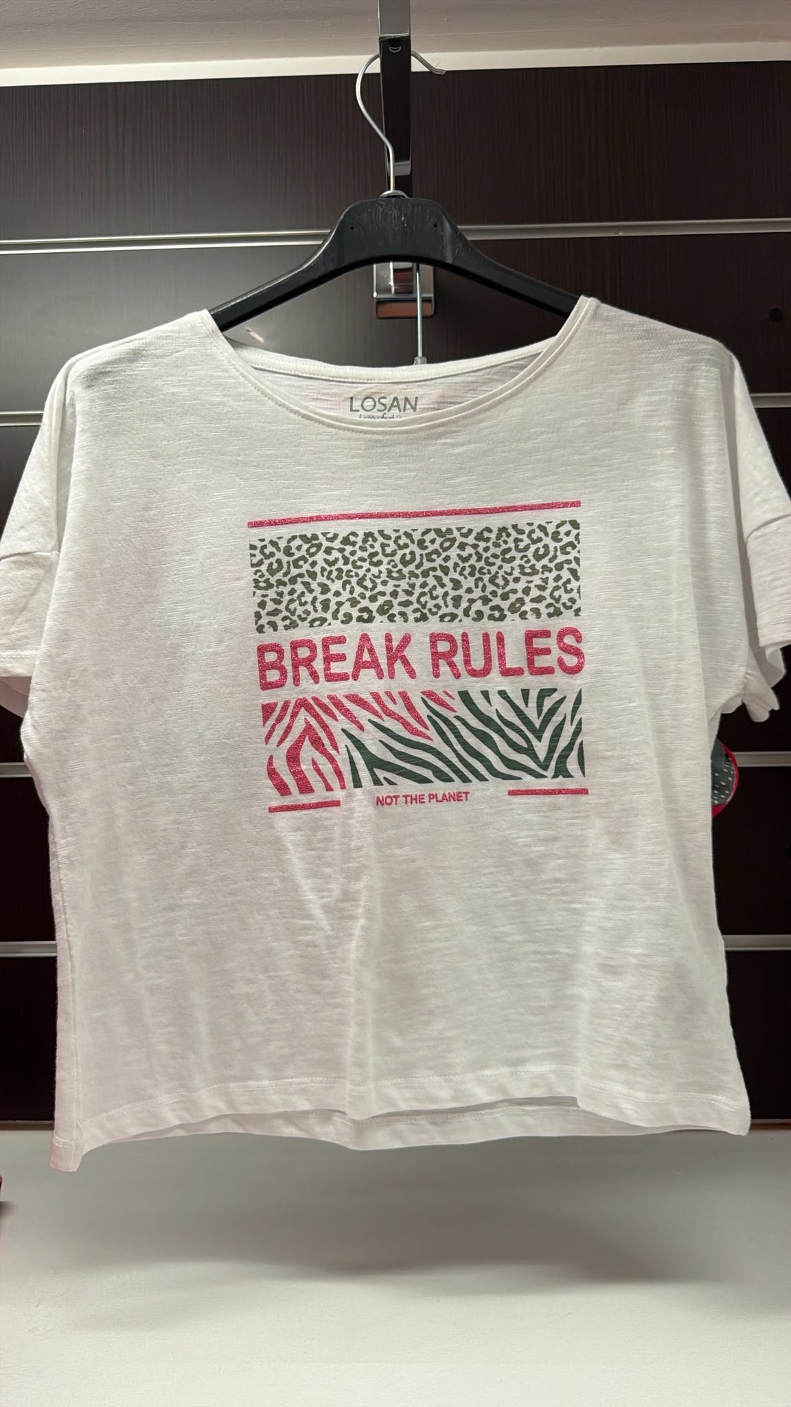 Conjunto Losan camiseta blanca y short tropical — fotografía del producto