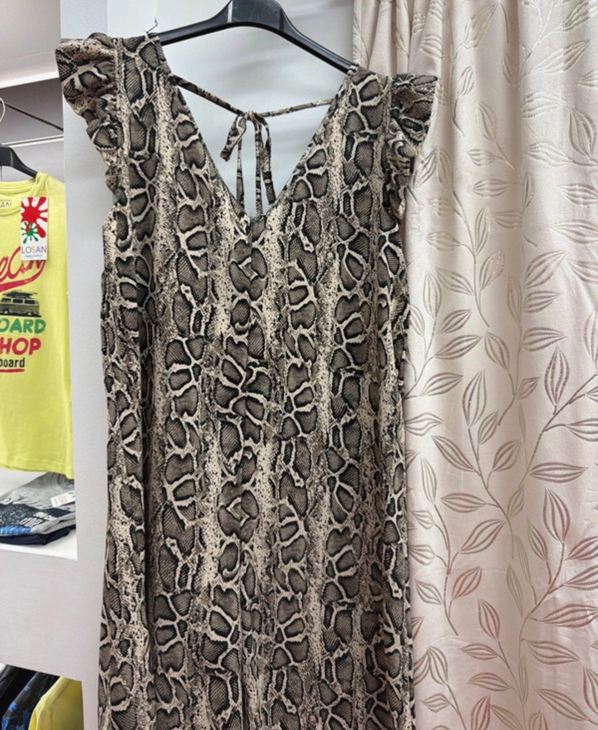 Vestido estampado serpiente con volantes en los hombros — fotografía del producto