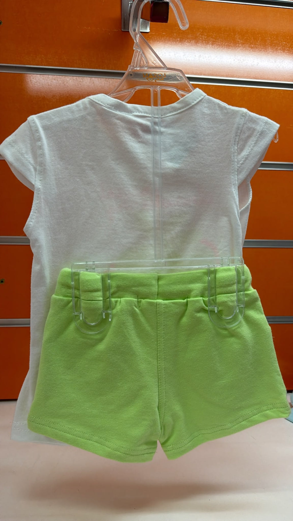 Conjunto bebé niña Losan Sweet Strawberry con short verde — fotografía del producto