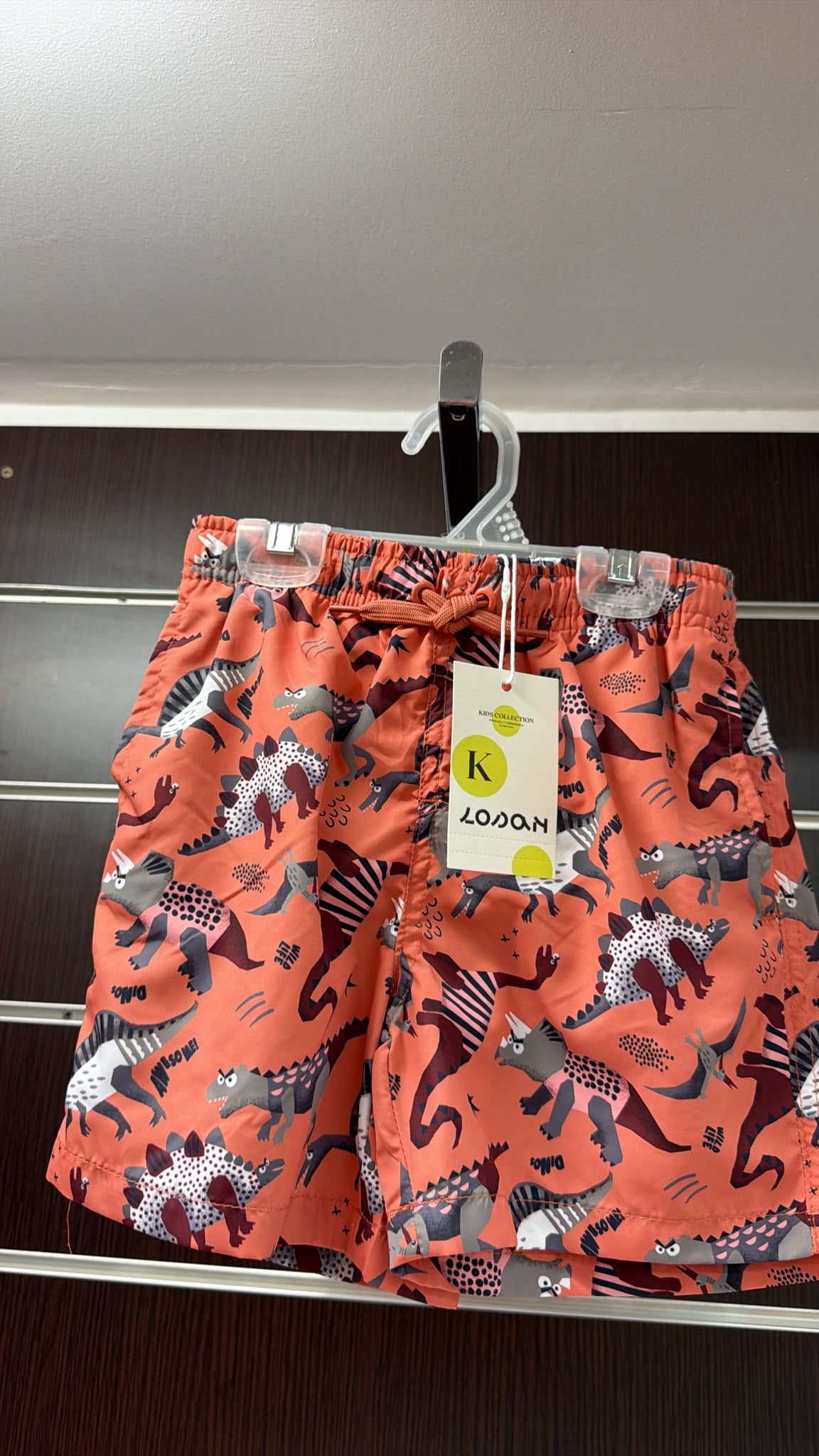 Bañador bermuda niño dinosaurios coral — fotografía del producto
