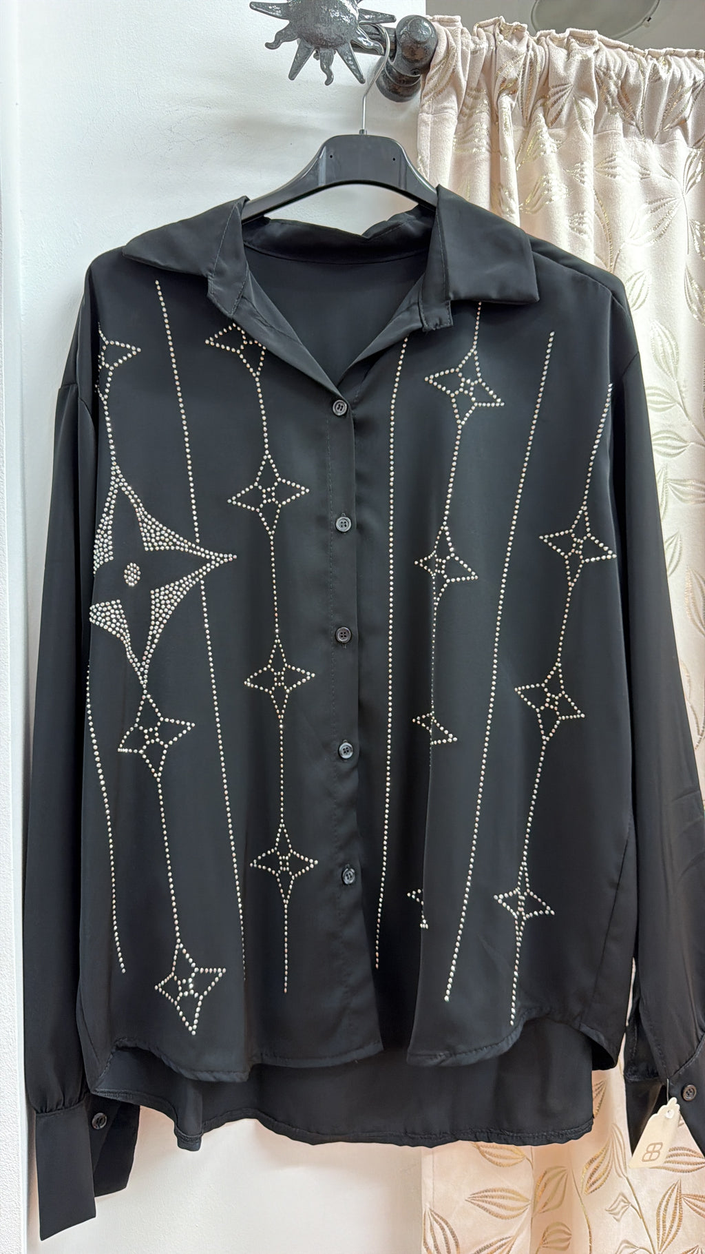 Blusa negra con strass decorativo — fotografía del producto