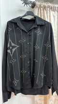 Blusa negra con strass decorativo — fotografía del producto