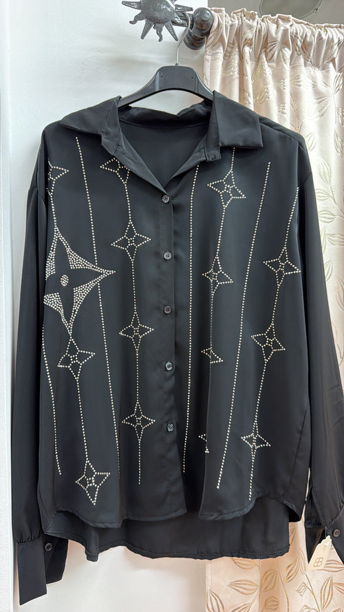 Blusa negra con strass decorativo — fotografía del producto