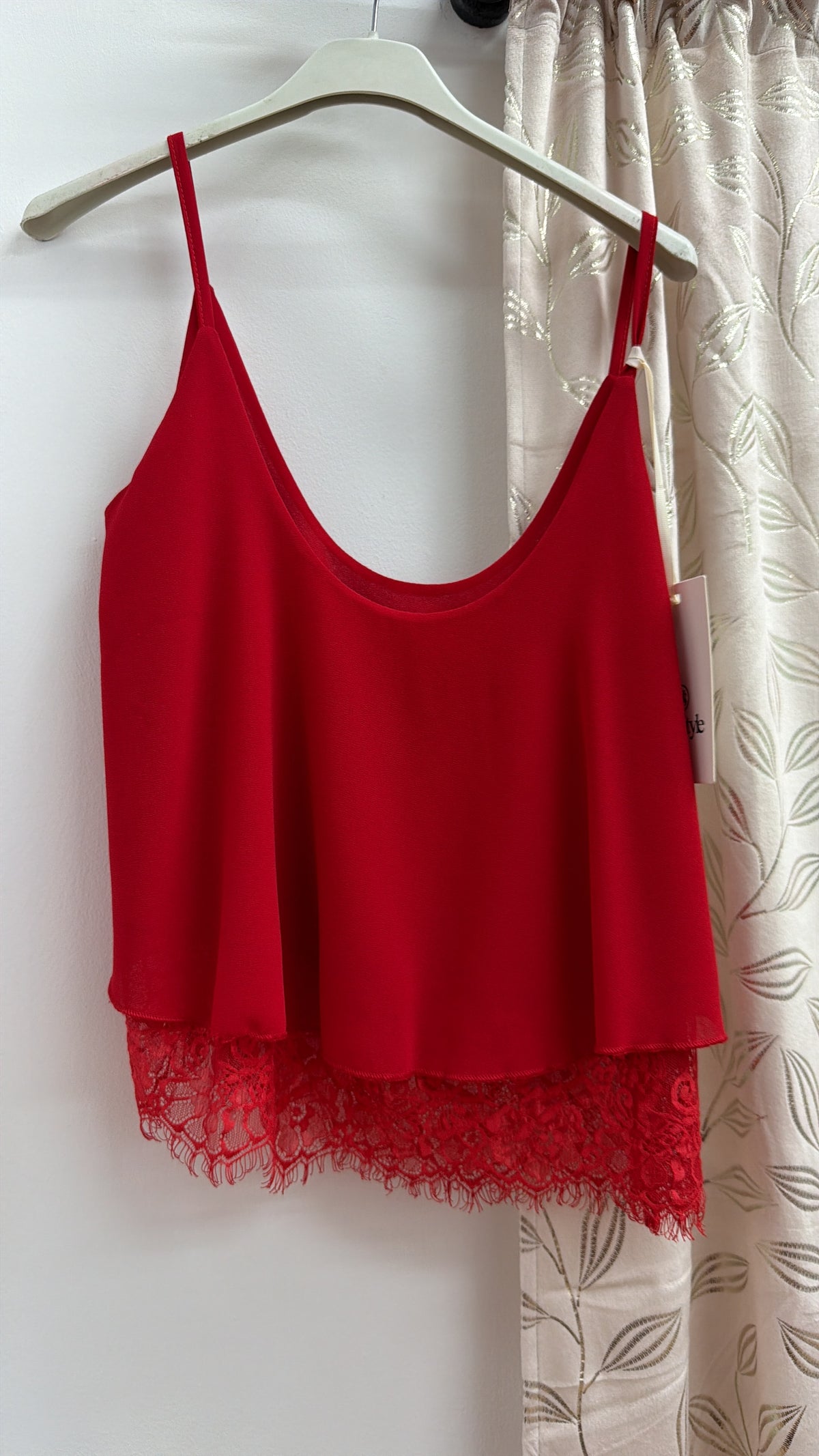 Camiseta roja de tirantes con volante y encaje — fotografía del producto