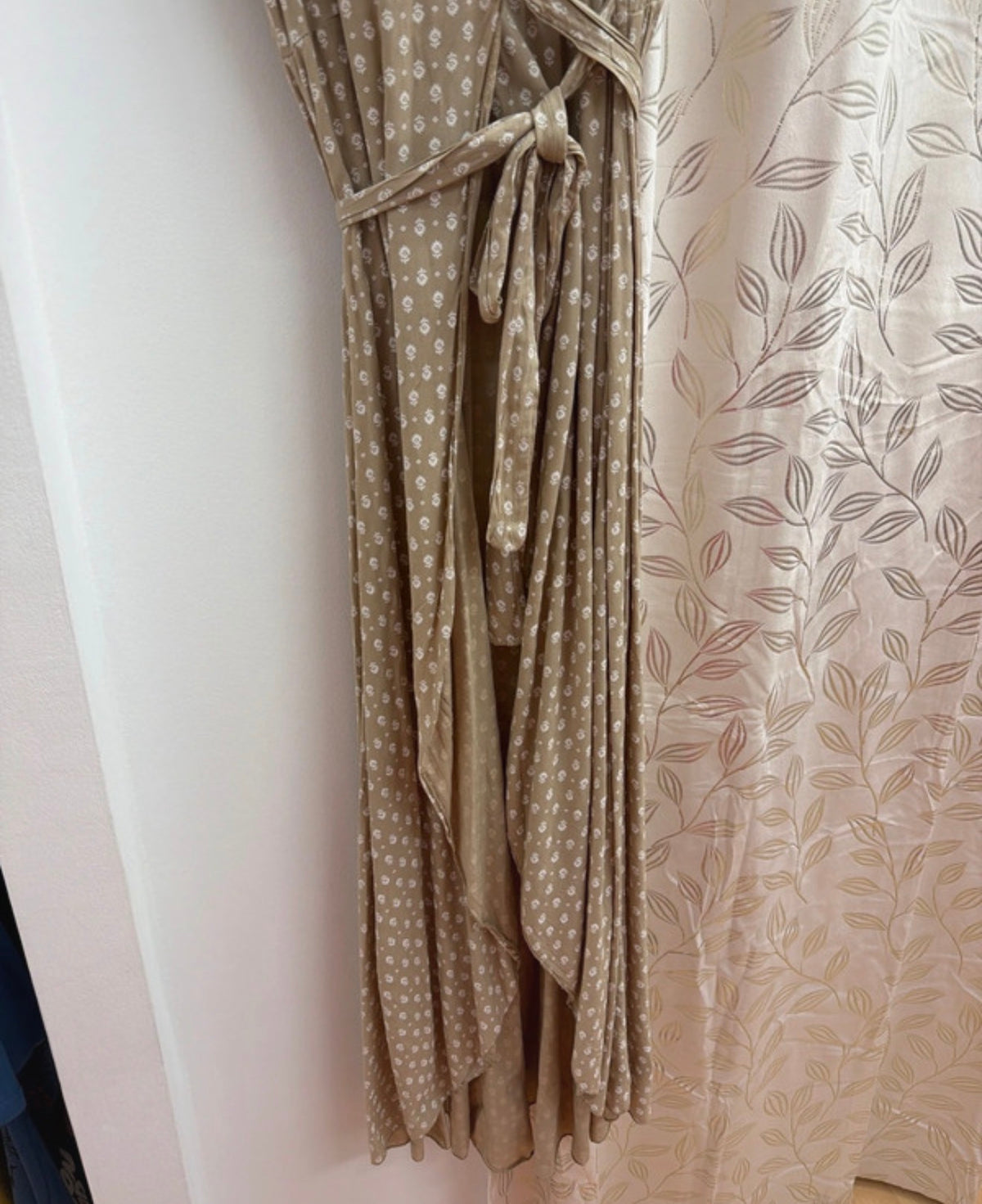 Vestido cruzado beige con cinturón — fotografía del producto