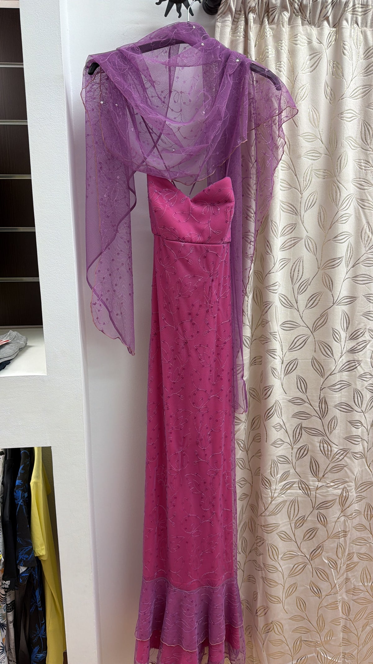 Vestido largo de fiesta rosa bordado con chal de tul — fotografía del producto