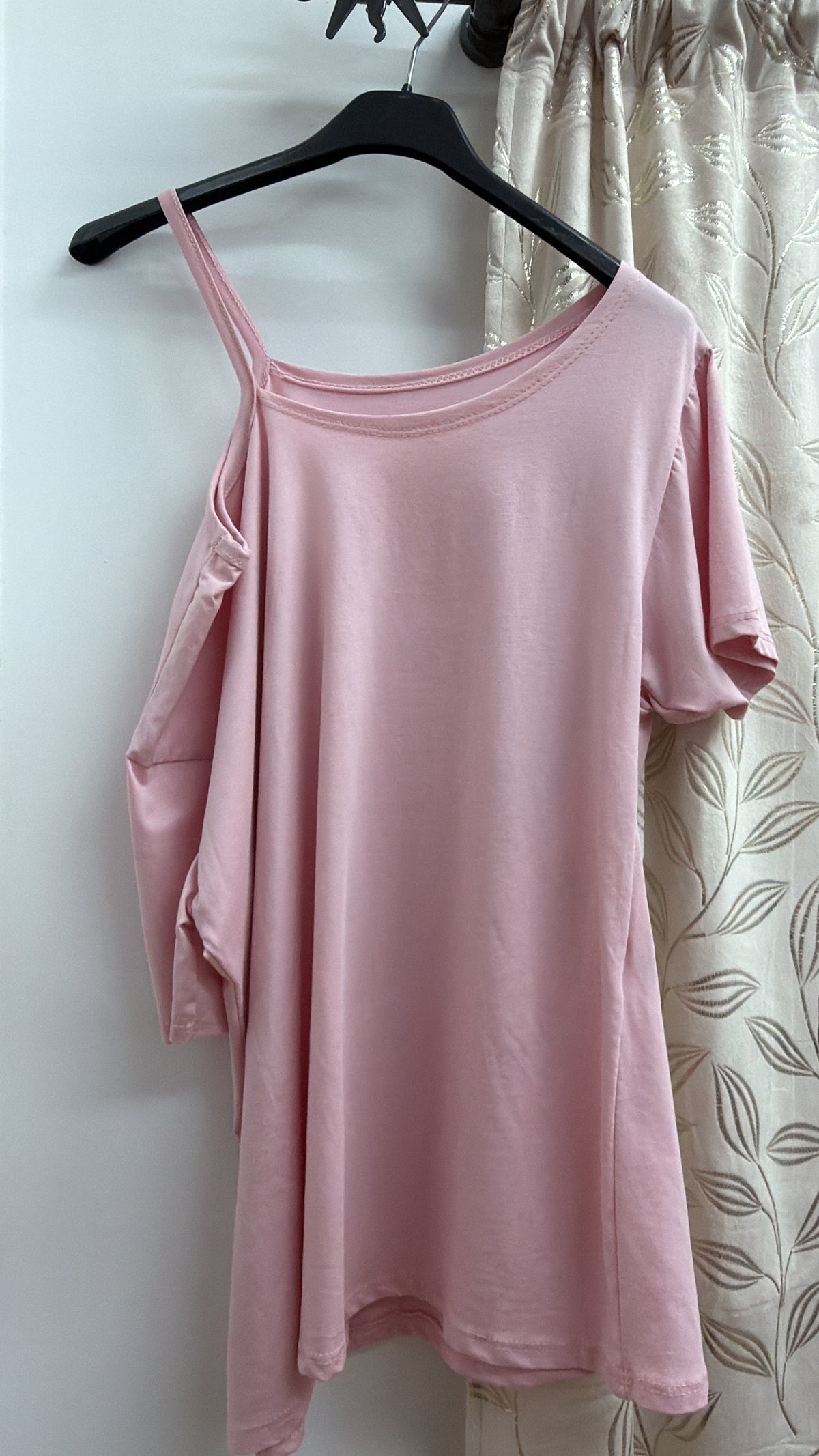 Camiseta rosa cruzada con lazada lateral — fotografía del producto