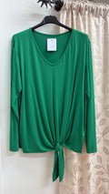 Camiseta verde con nudo delantero — fotografía del producto