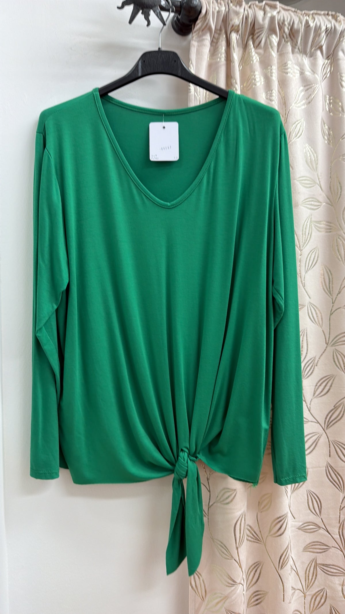 Camiseta verde con nudo delantero — fotografía del producto
