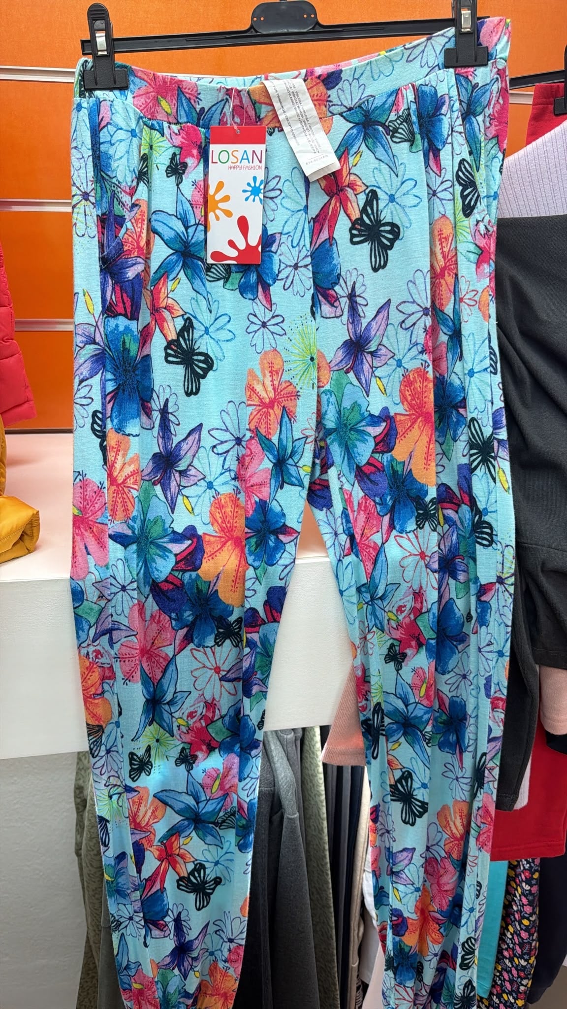 Leggings largos estampados flores y mariposas para niña — fotografía del producto