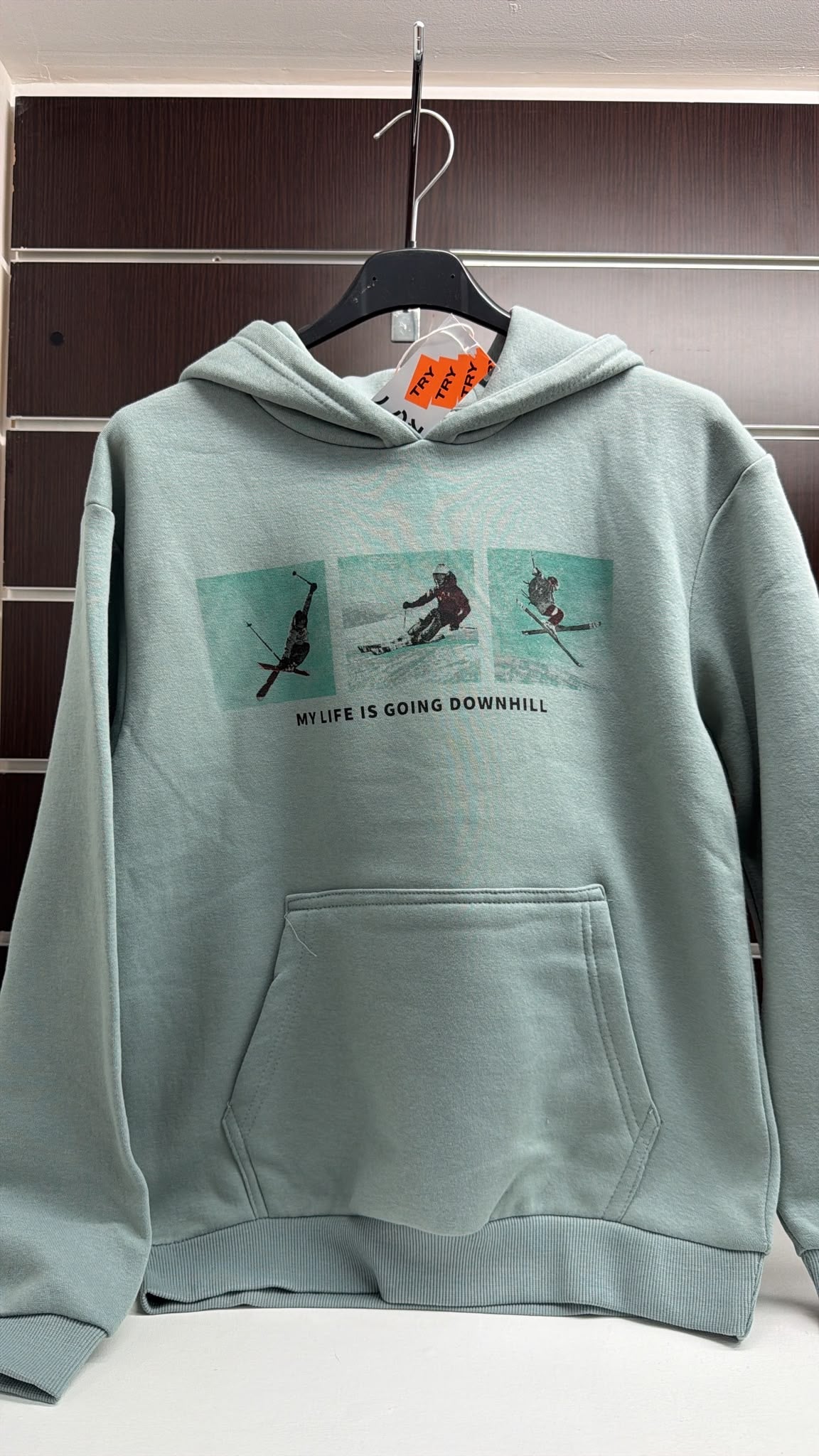 Sudadera juvenil verde claro con capucha y estampado de esquí — fotografía del producto