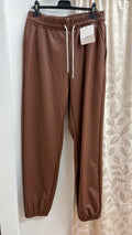 Pantalón jogger efecto piel camel — fotografía del producto