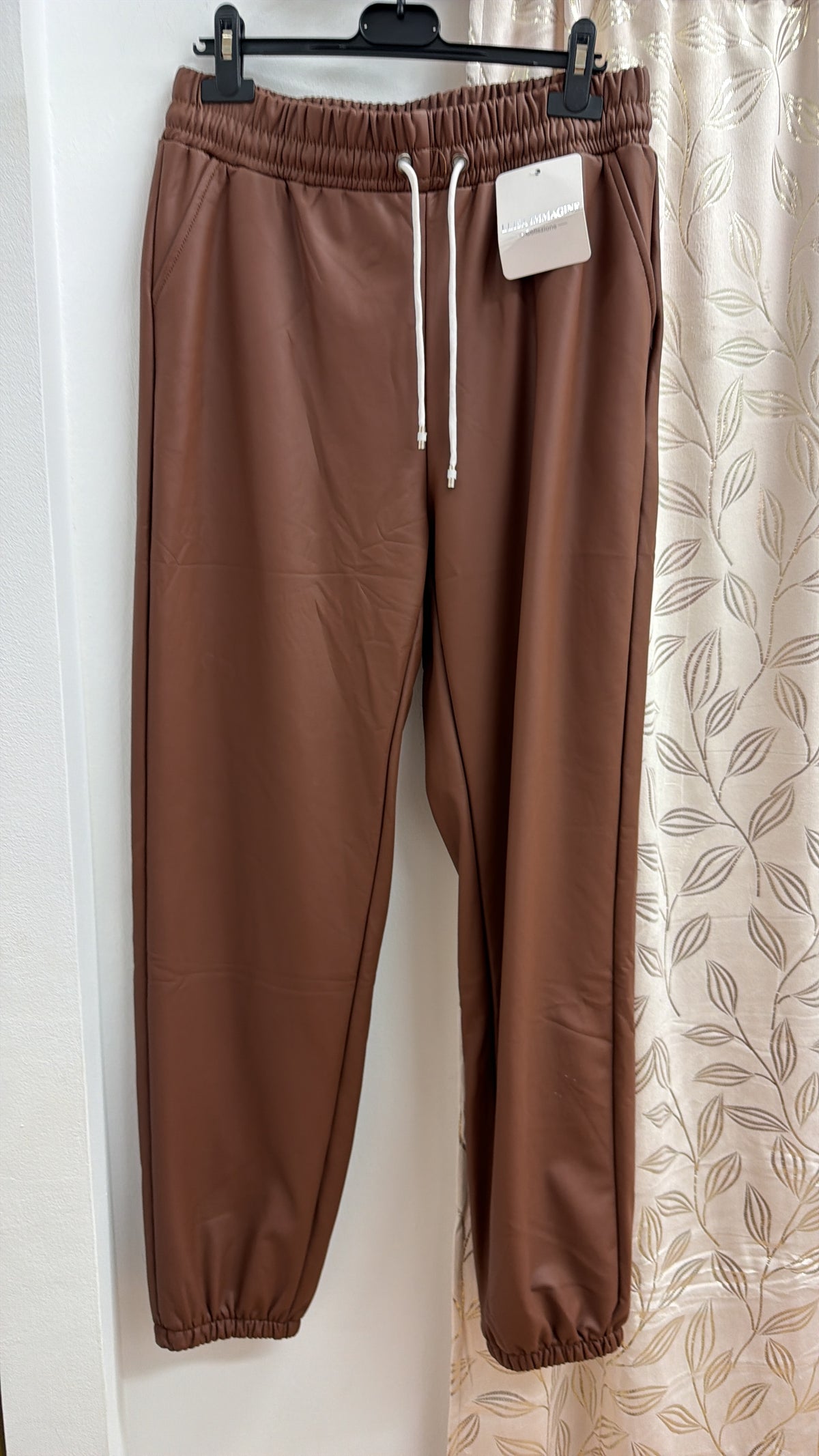Pantalón jogger efecto piel camel — fotografía del producto