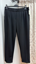Pantalón fluido negro con bajo vuelt — fotografía del producto