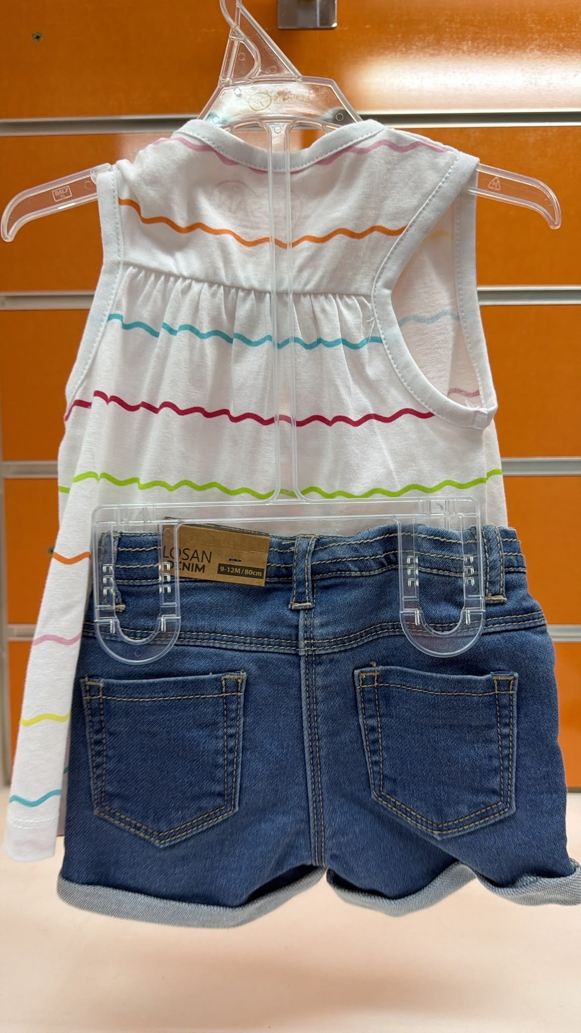 Conjunto bebé Losan arcoíris con short vaquero — fotografía del producto