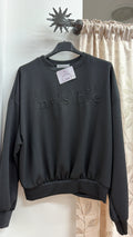 Sudadera negra Invisible — fotografía del producto