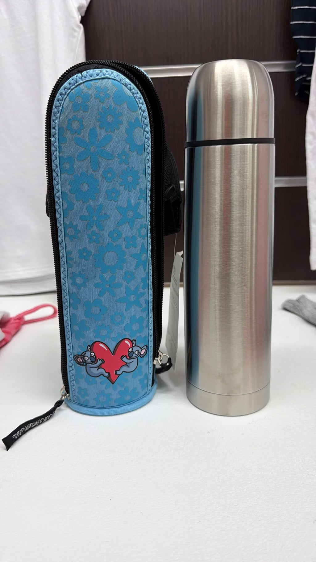 Termo infantil de acero inoxidable con funda — fotografía del producto