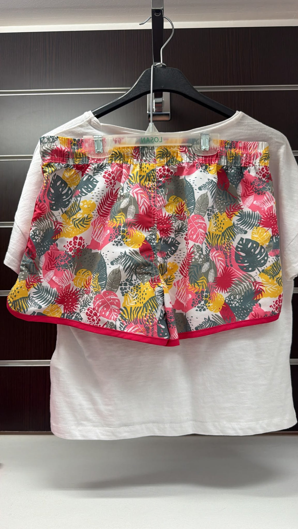 Conjunto Losan camiseta blanca y short tropical — fotografía del producto
